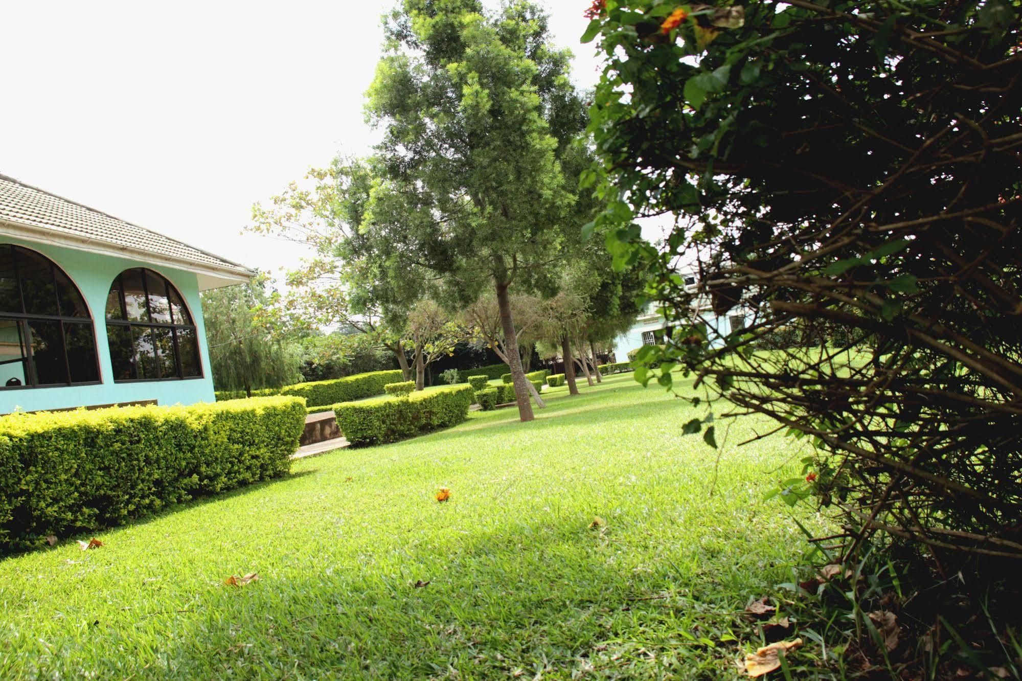 Kiwatule Cottages Kampala Esterno foto